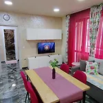 Апартамент Stylish Rose Garden With Balcony & Parking