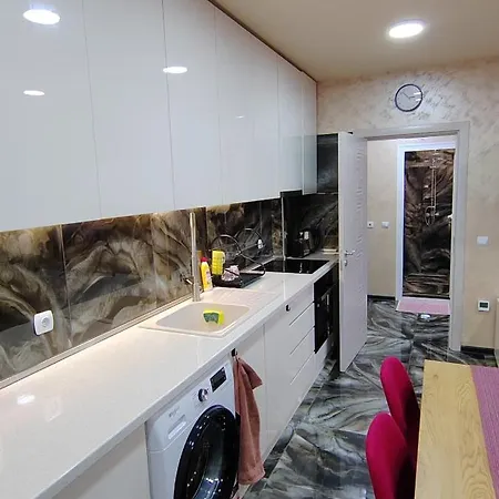 Stylish Rose Garden With Balcony & Parking 아파트 아세노브그라드