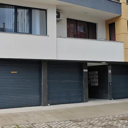Апартамент Stylish Rose Garden With Balcony & Parking