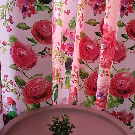 Stylish Rose Garden With Balcony & Parking Апартамент